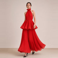 Robe longue plissée SAKIWE rouge portée, en marchant