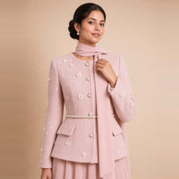 Ensemble rose poudré – détail du tweed, des fleurs et de la ceinture de perles