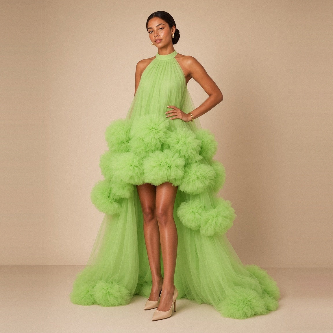 Robe asymétrique en tulle à pompons vert anis – vue de face