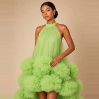 Robe en tulle vert anis – détail du col américain et des pompons