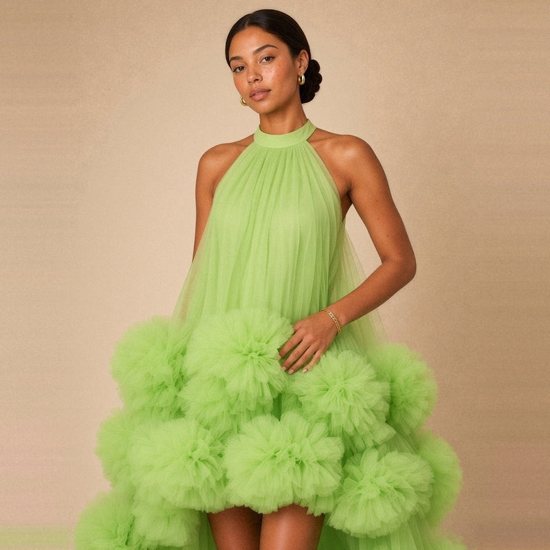 Robe en tulle vert anis – détail du col américain et des pompons