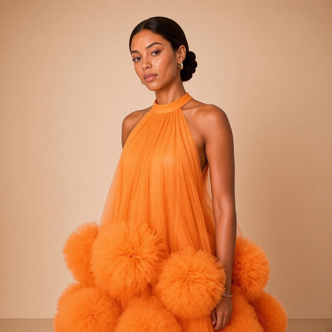 Robe en tulle orange – détail du col américain et des pompons