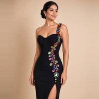 Robe bandage noire – détail du bustier cœur et des strass