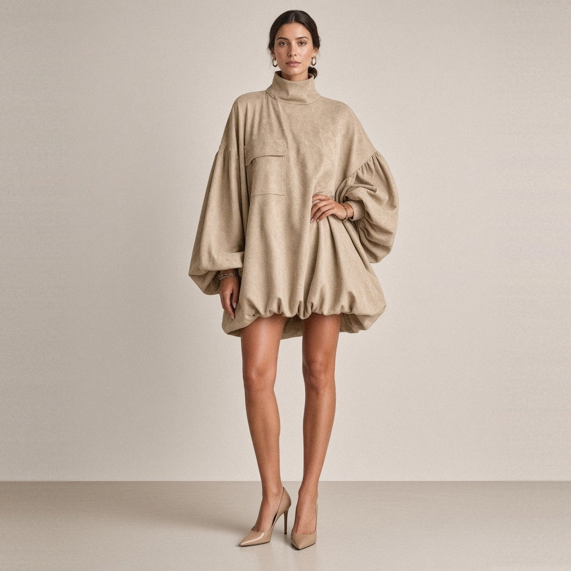 Robe courte ballon effet daim beige, col montant et manches lanterne – vue de face