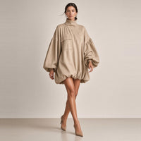 Robe ballon effet daim beige portée en marchant
