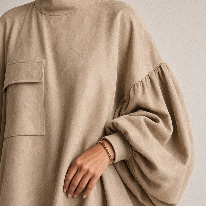Robe effet daim beige – détail du col montant, de la poche à rabat et de la manche lanterne
