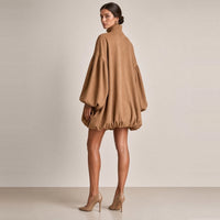 Robe ballon effet daim camel – vue de dos de trois quarts