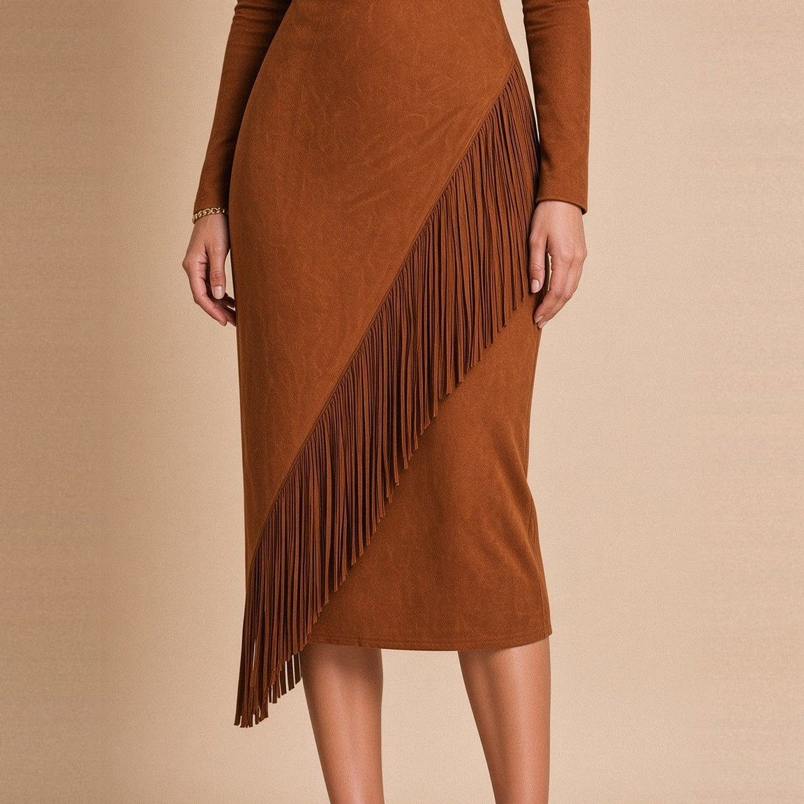 Robe midi effet daim caramel à franges – détail des franges