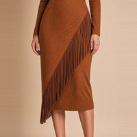 Robe midi effet daim caramel à franges – détail des franges