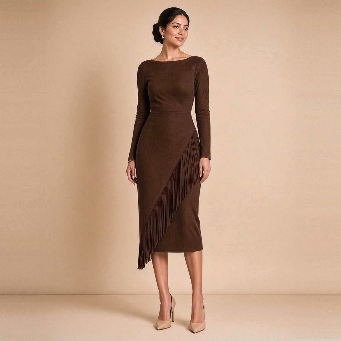Robe midi ajustée effet daim chocolat à franges asymétriques – vue de face