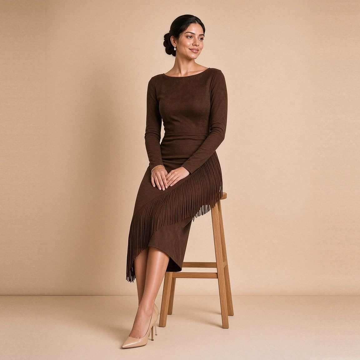Robe midi effet daim chocolat à franges – portée assise