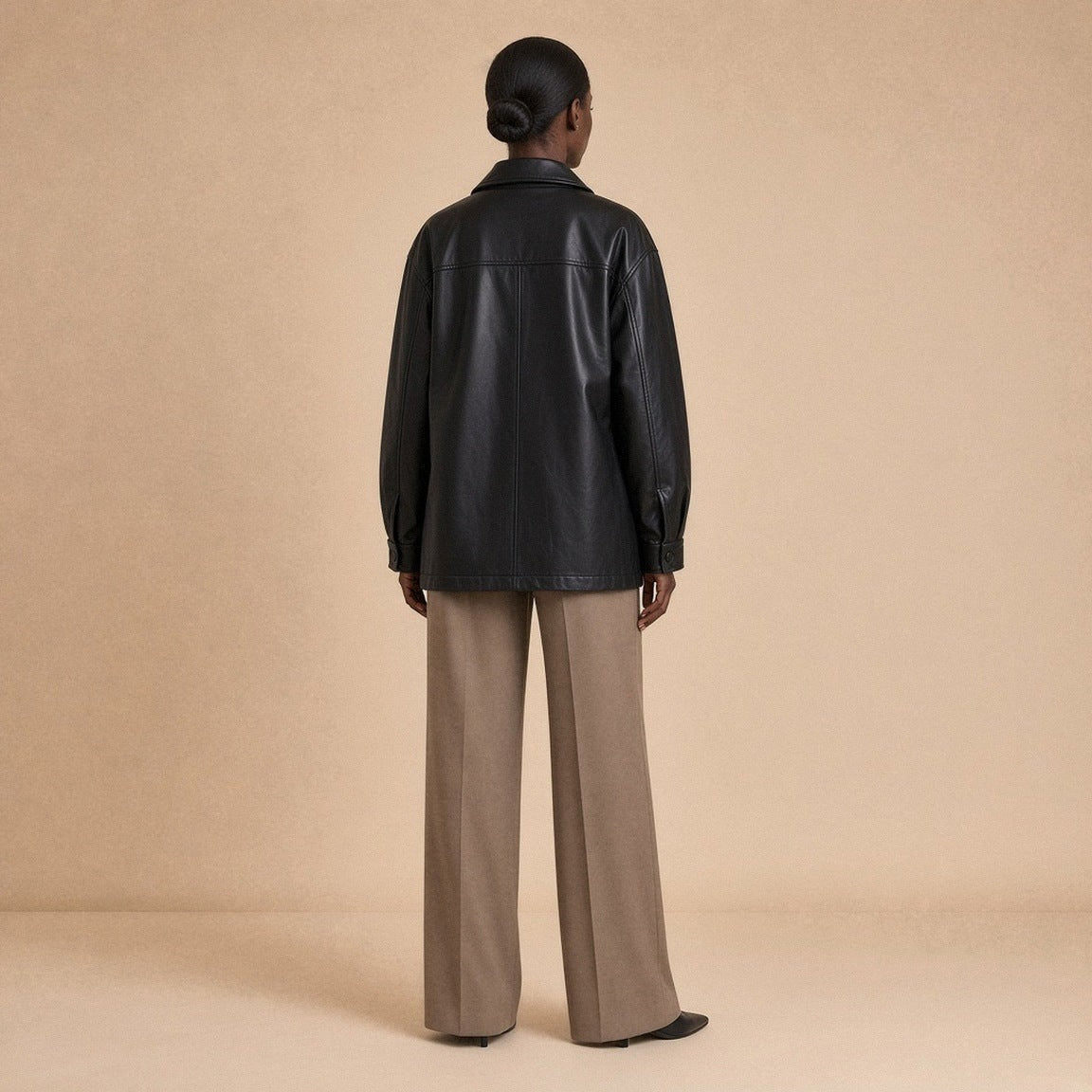 Surchemise oversize en cuir de mouton noir SAKIWE vue de dos