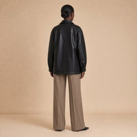 Surchemise oversize en cuir de mouton noir SAKIWE vue de dos