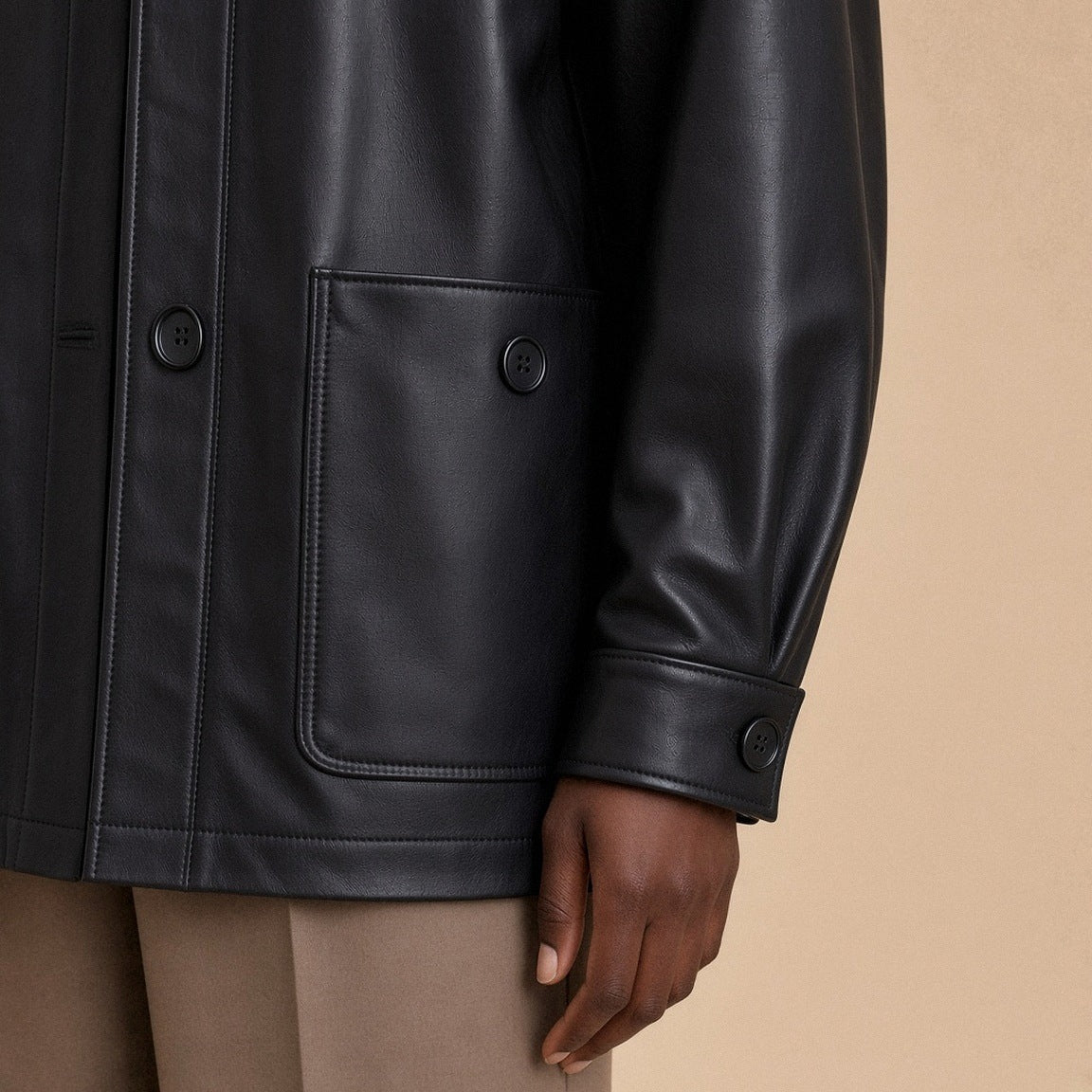 Surchemise oversize en cuir de mouton noir SAKIWE, gros plan sur la poche plaquée et le poignet boutonné