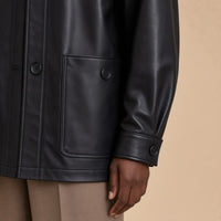 Surchemise oversize en cuir de mouton noir SAKIWE, gros plan sur la poche plaquée et le poignet boutonné