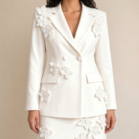 Tailleur jupe à veste croisée ornée de fleurs en relief, blanc, détail des fleurs en relief sur la veste – SAKIWÉ