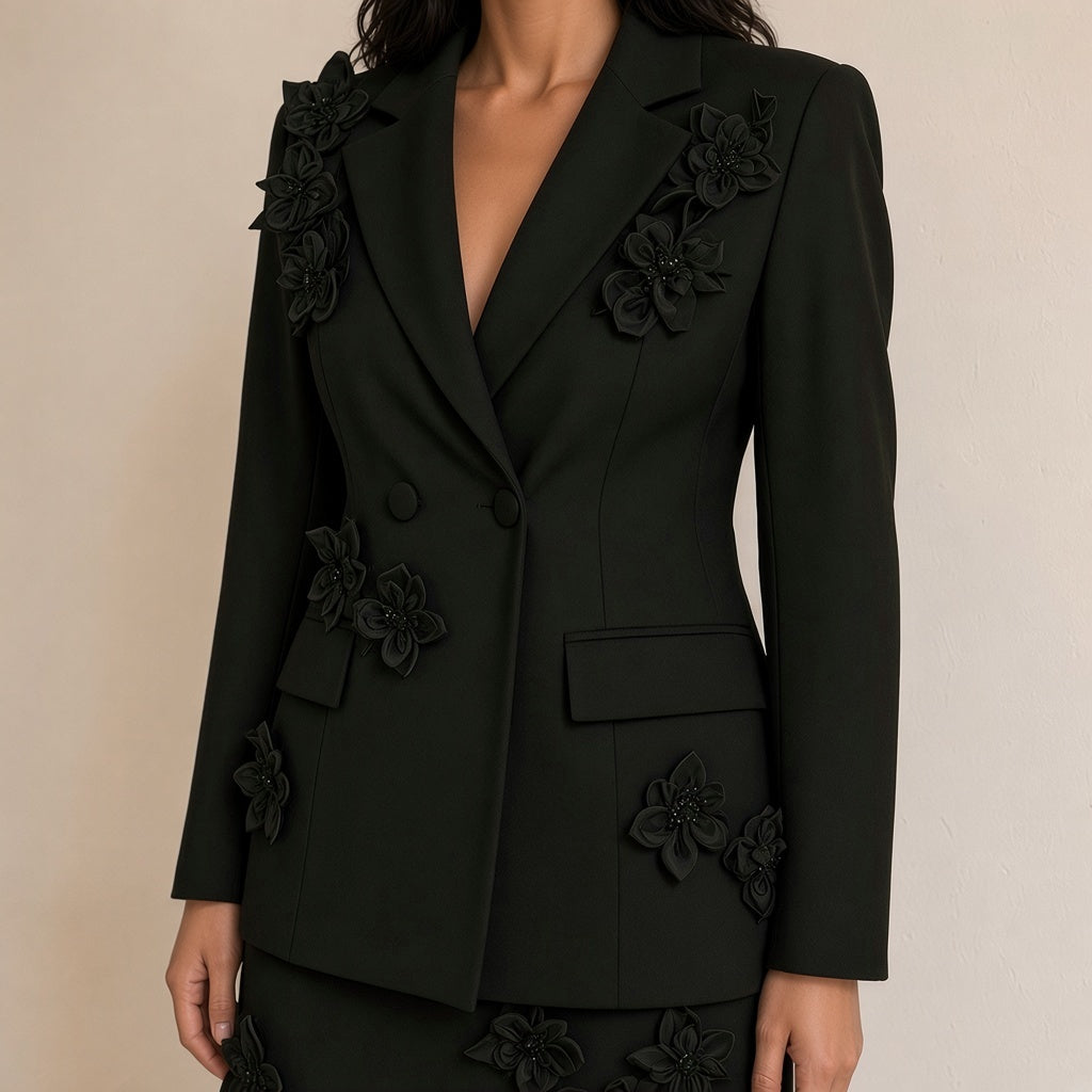 Tailleur jupe à veste croisée ornée de fleurs en relief, noir, détail des fleurs en relief sur la veste – SAKIWÉ