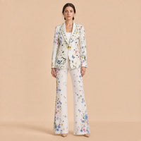 Tailleur pantalon blanc imprimé fleurs des champs, blazer ajusté et pantalon évasé, vue de face