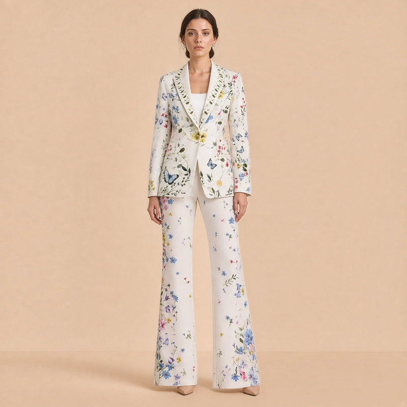 Tailleur pantalon blanc imprimé fleurs des champs, blazer ajusté et pantalon évasé, vue de face