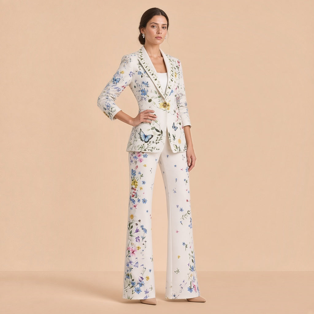 Tailleur blanc fleuri, vue de trois quarts, main sur la hanche