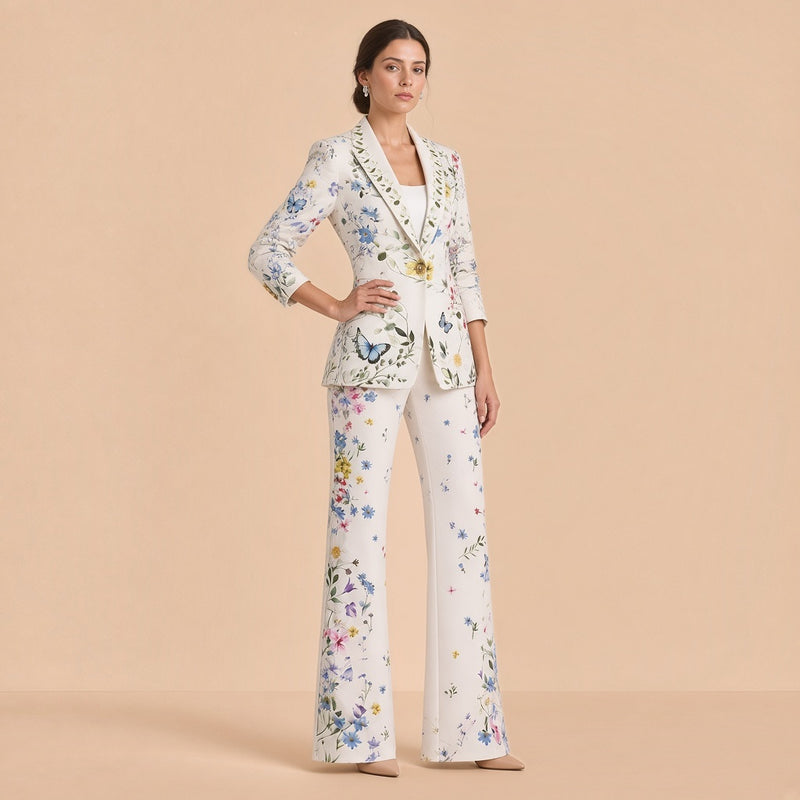 Tailleur blanc fleuri, vue de trois quarts, main sur la hanche