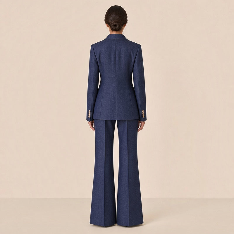 Tailleur effet denim, vue de dos avec boutons dorés aux poignets