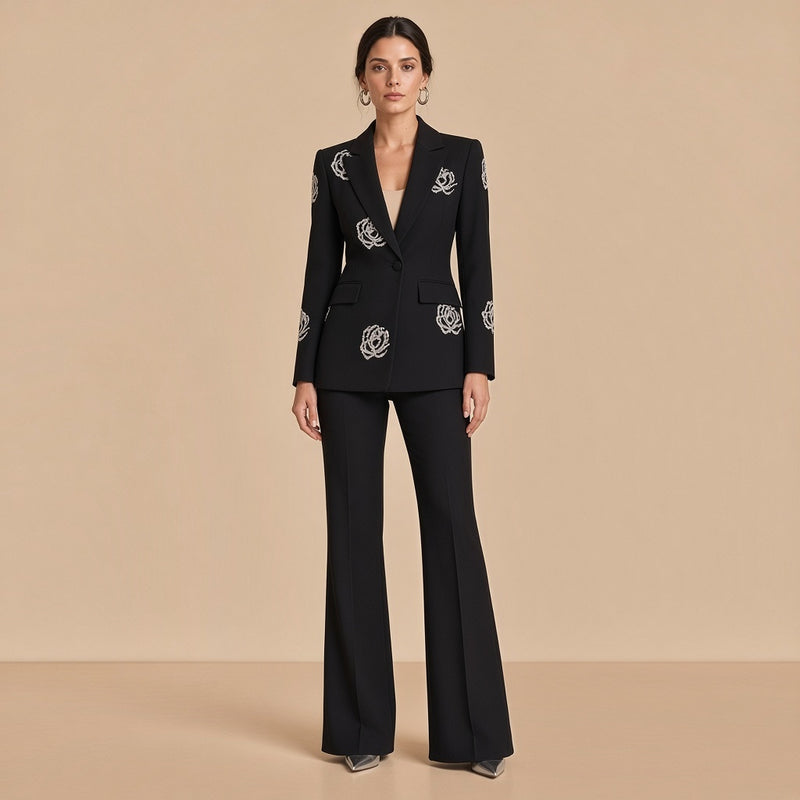 Tailleur pantalon noir brodé de roses en perles et strass, porté de face