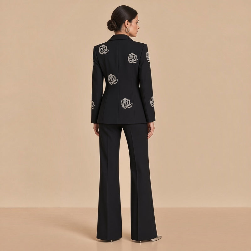 Dos du tailleur noir : roses perlées au dos du blazer