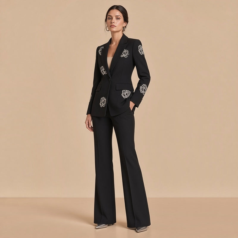 Tailleur noir à roses perlées, vue de trois quarts, main dans la poche