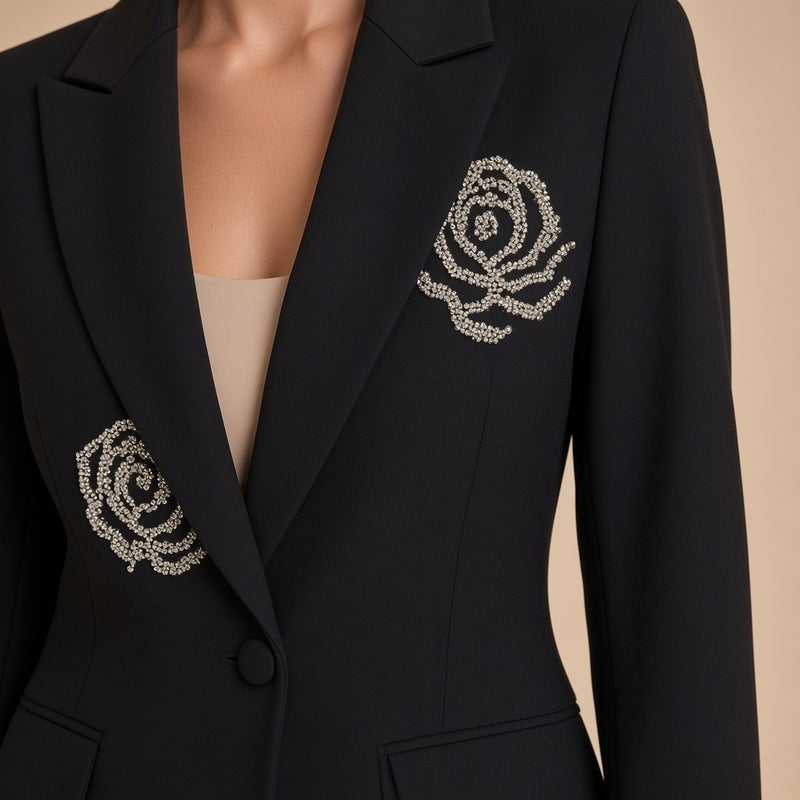 Gros plan sur les revers, les roses perlées et le bouton du blazer noir
