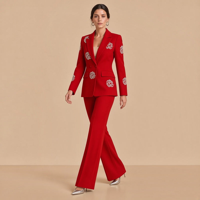 Tailleur pantalon rouge brodé de roses en perles, en marche