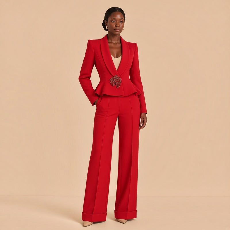 Tailleur pantalon rouge à basque et broche bijou, porté de face