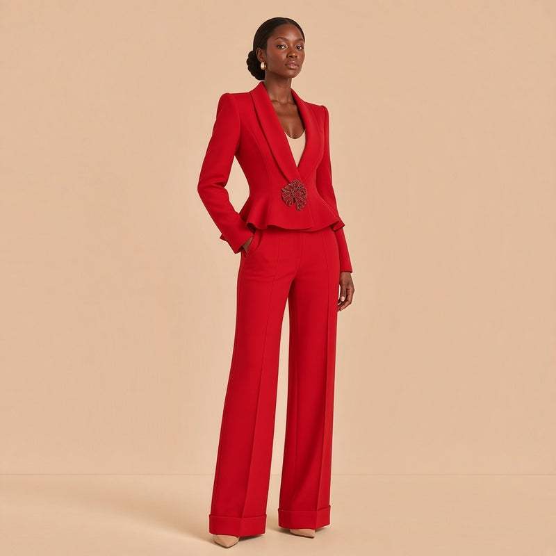 Tailleur rouge : blazer cintré à col châle et pantalon large, vue de trois quarts