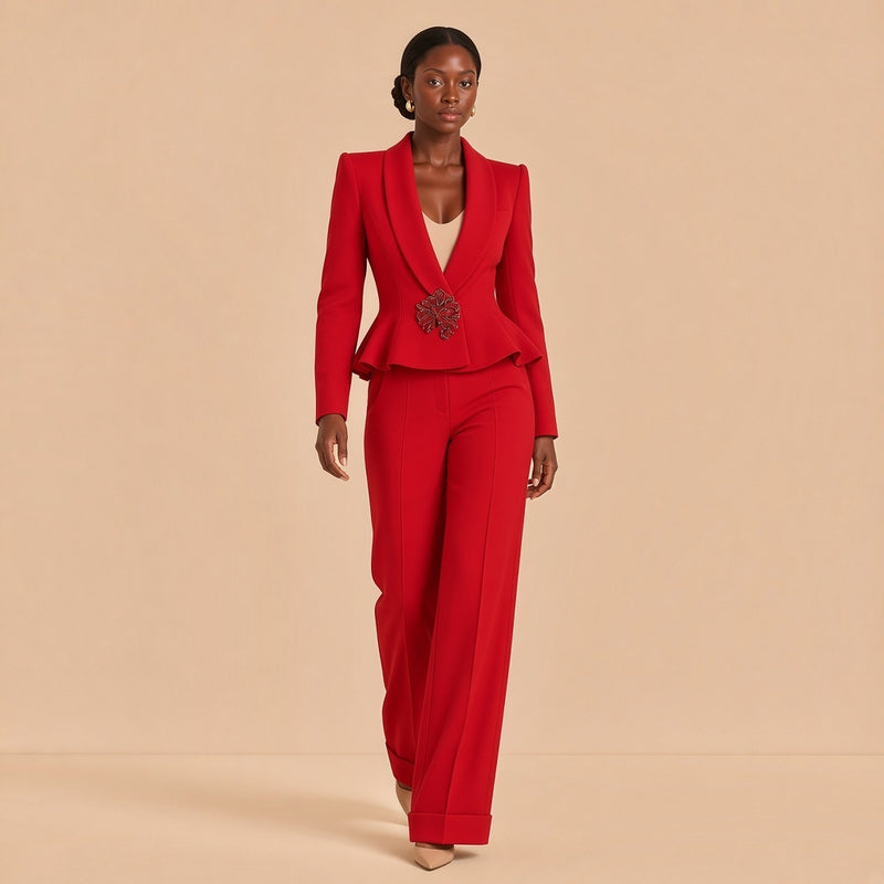 Tailleur pantalon rouge à basque, en marche
