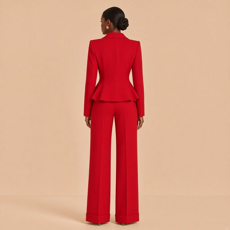 Dos du tailleur rouge : blazer ajusté à basque et pantalon large à revers