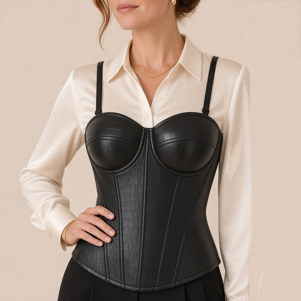 Top corset bustier simili cuir effet croco SAKIWE, coloris noir, détail des bonnets moulés et des bretelles