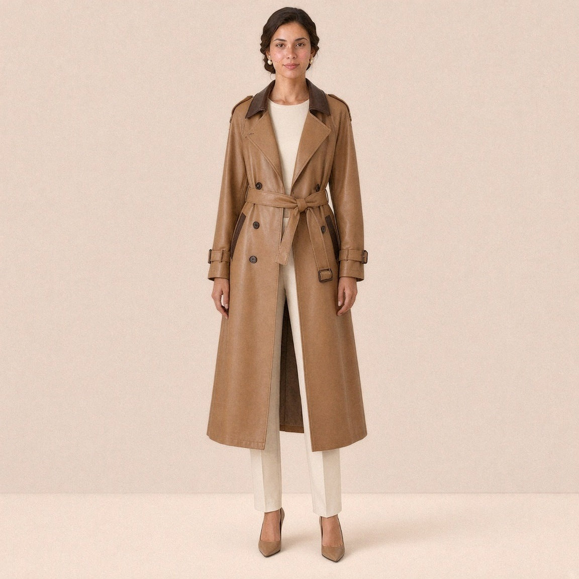 Trench long en cuir et microfibre SAKIWE camel contrasté porté de face par une mannequin
