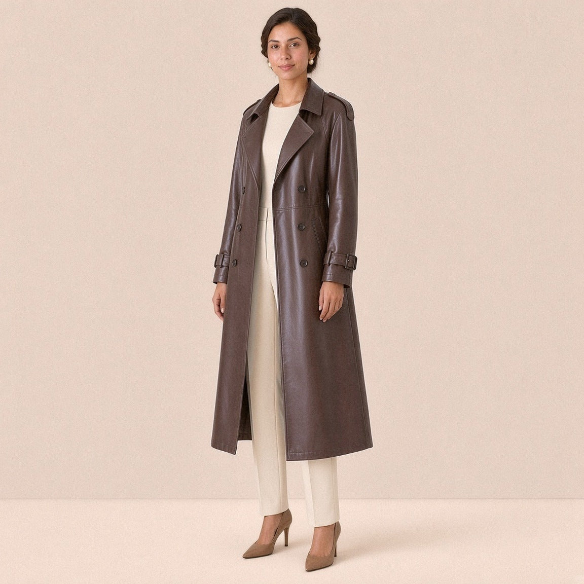 Trench long en cuir et microfibre SAKIWE brun chocolat porté ouvert, de trois quarts