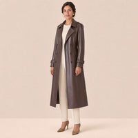 Trench long en cuir et microfibre SAKIWE brun chocolat porté ouvert, de trois quarts
