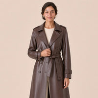 Trench long en cuir et microfibre SAKIWE brun chocolat porté, main au revers