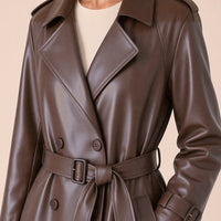 Trench long en cuir et microfibre SAKIWE brun chocolat, gros plan sur le col à revers et la ceinture