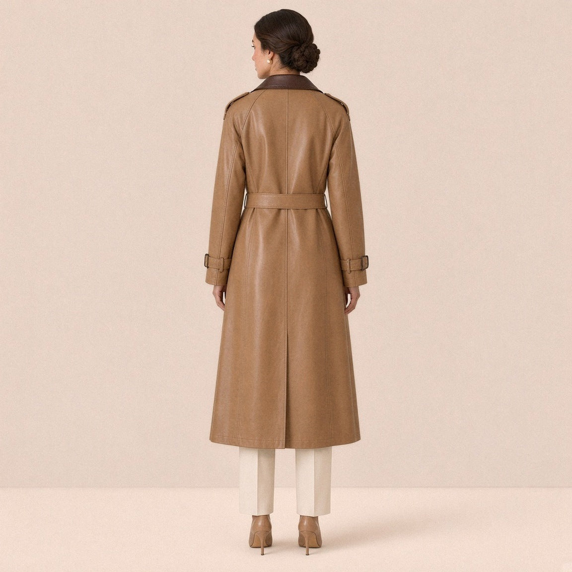 Trench long en cuir et microfibre SAKIWE camel contrasté vue de dos, ceinture et fente