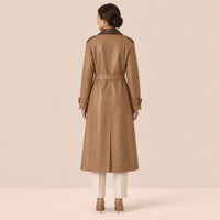 Trench long en cuir et microfibre SAKIWE camel contrasté vue de dos, ceinture et fente