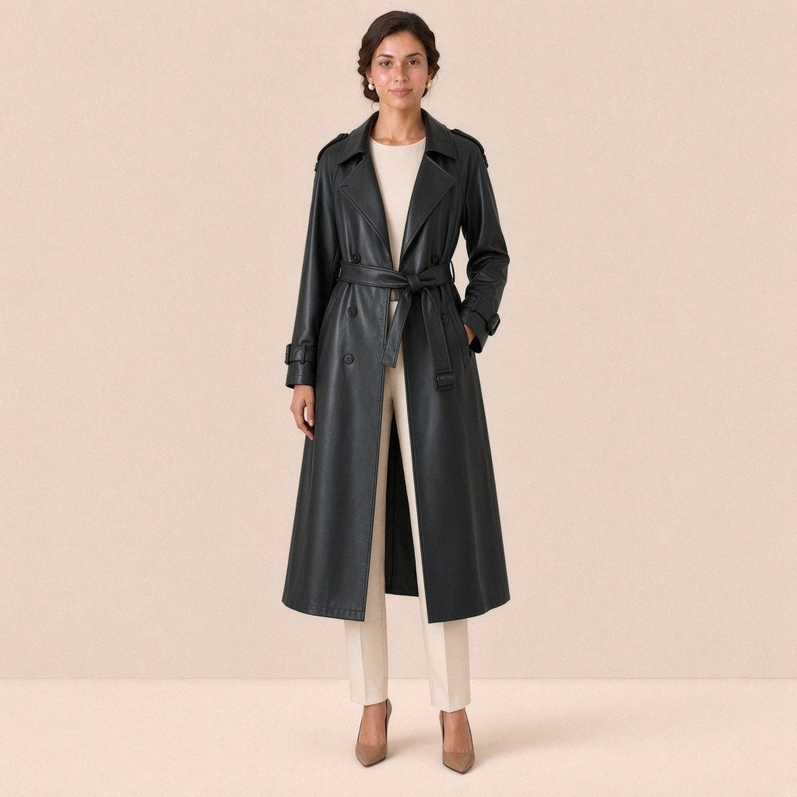Trench long en cuir et microfibre SAKIWE noir porté de face, main dans la poche