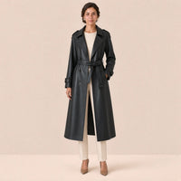 Trench long en cuir et microfibre SAKIWE noir porté de face, main dans la poche