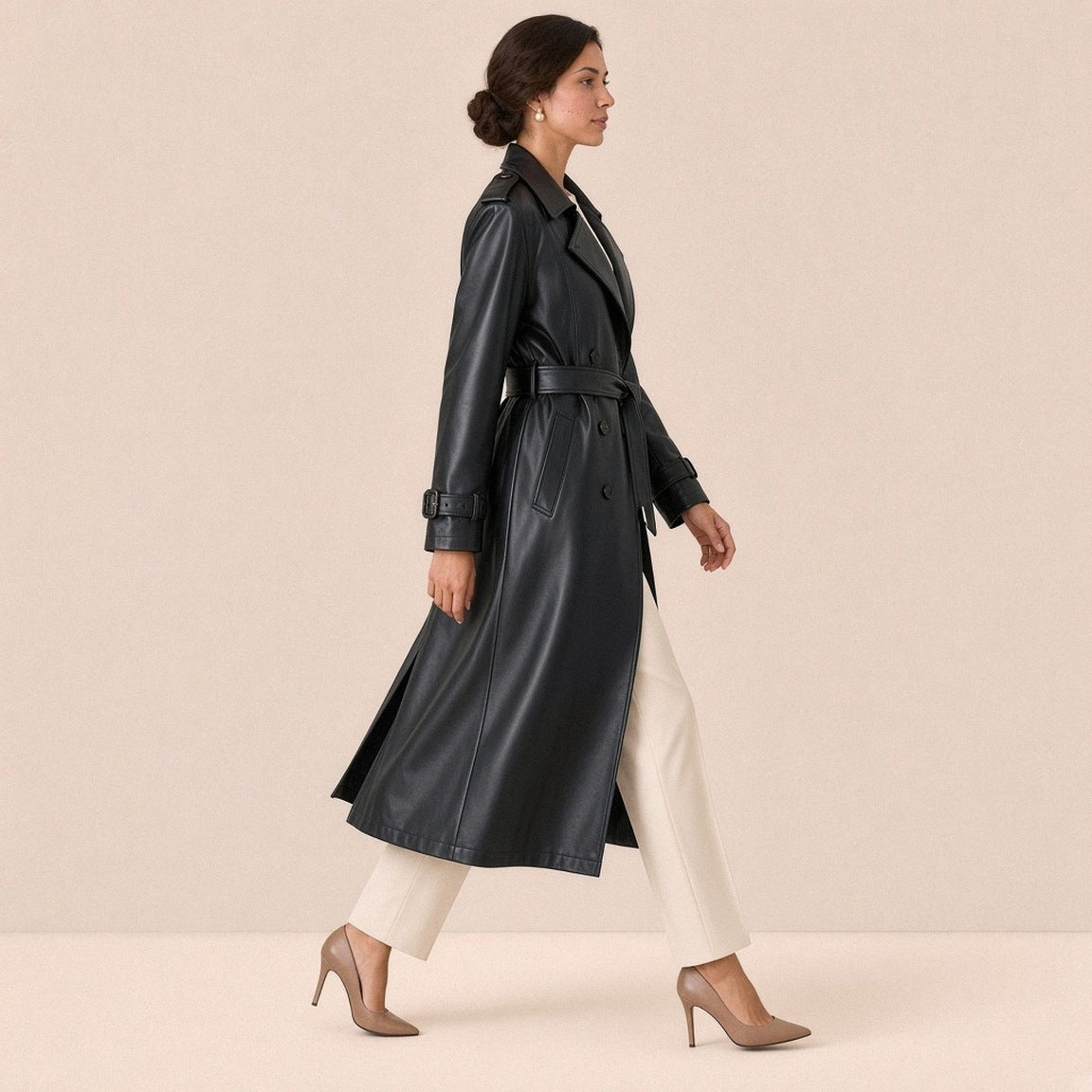 Trench long en cuir et microfibre SAKIWE noir porté en marchant, vue de profil