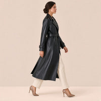 Trench long en cuir et microfibre SAKIWE noir porté en marchant, vue de profil