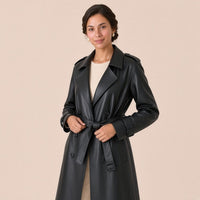 Trench long en cuir et microfibre SAKIWE noir porté, mains sur la ceinture