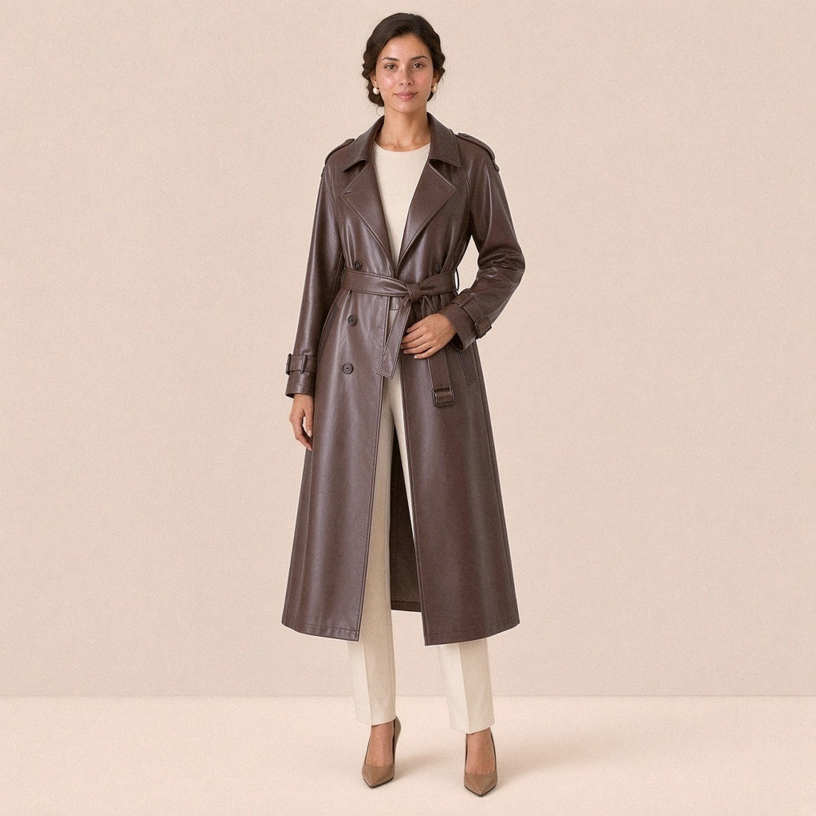 Trench long en cuir et microfibre SAKIWE brun chocolat porté de face, main sur la ceinture