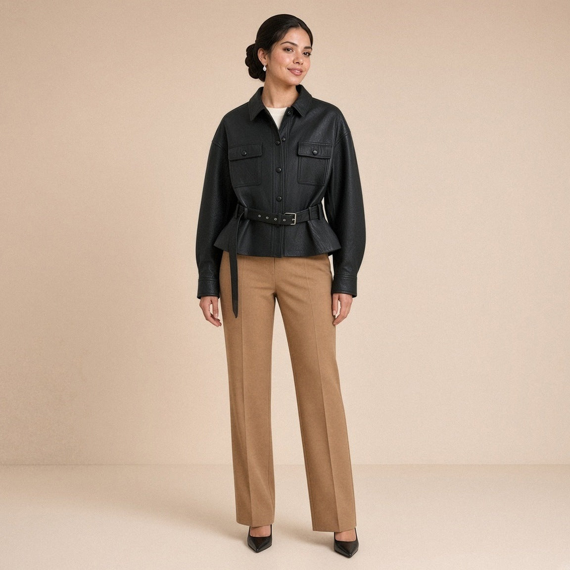 Veste ceinturée en cuir de mouton noir SAKIWE portée fermée, vue de face